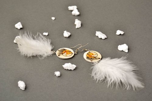 Boucles doreilles plumes blanches Bijou fait main longues Cadeau femme - MADEheart.com