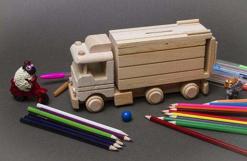 Salvadanaio giocattolo di legno fatto a mano Giocattolo camion da dipingere - MADEheart.com