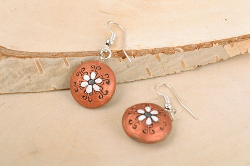 Pendientes redondos artesanales de arcilla marrones estilosos  - MADEheart.com
