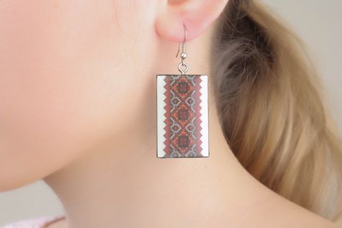 Brincos artesanais de de resina epóxi com padrões étnicos - MADEheart.com