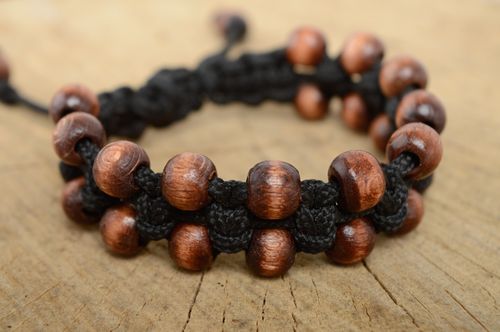 Bracelet fait main de lacet et perles de bois technique macramé accessoire - MADEheart.com
