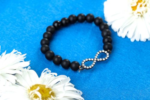 Bracelet shungite Bijou fait main noir avec symbole infini Cadeau pour femme - MADEheart.com