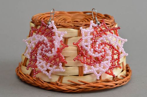 Boucles doreilles en perles de rocaille faites main rouge rose pendantes - MADEheart.com