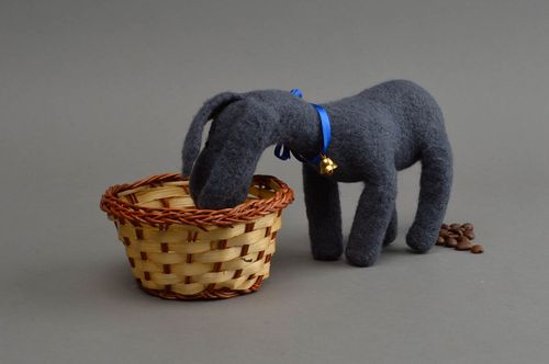 Graues originelles handmade Kuscheltier Esel aus Stoff mit Glöckchen für Kinder - MADEheart.com