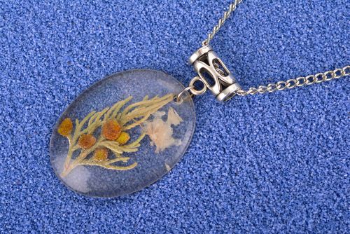 Pendentif ovale Bijou fait main plantes sous résine époxyde Cadeau femme - MADEheart.com