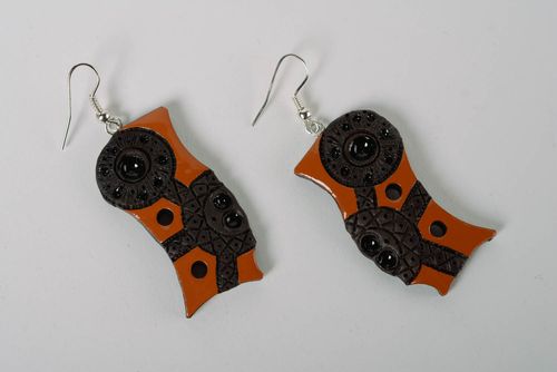 Boucles doreilles en argile peintes démail faites main noir-orange insolites - MADEheart.com
