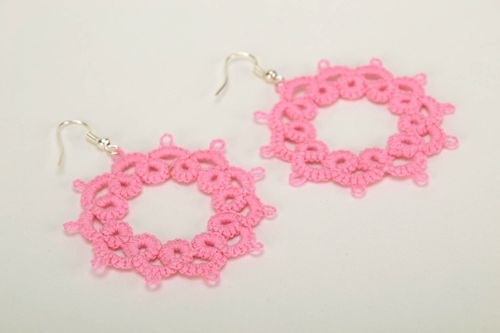Pendientes de encaje de nudos Estrella rosada - MADEheart.com