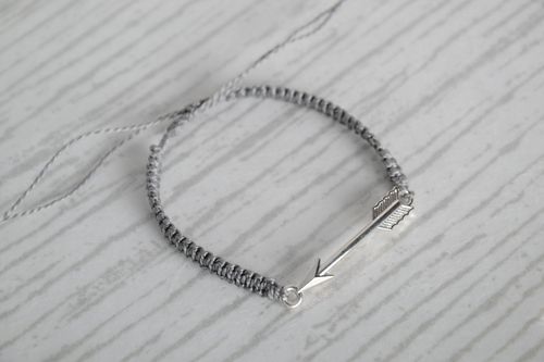Bracelet tressé en macramé original gris avec flèche unisexe fait main - MADEheart.com