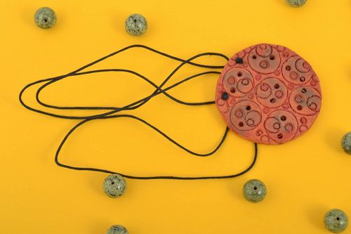 Pendentif céramique Bijou fait main rond marron lacet noir Cadeau original - MADEheart.com