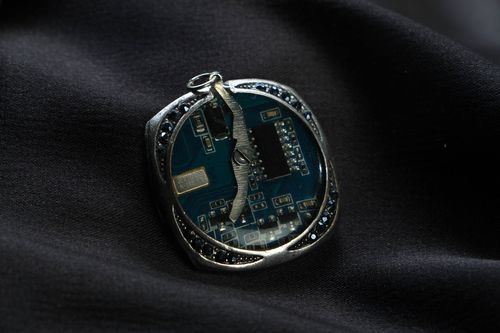 Colgante de metal en estilo de cyberpunk - MADEheart.com