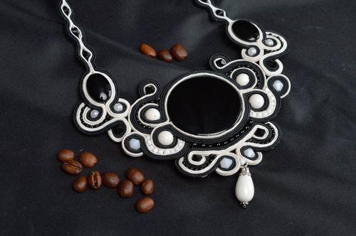 Massives schwarz weißes Soutache Collier handmade mit Plastikelementen - MADEheart.com