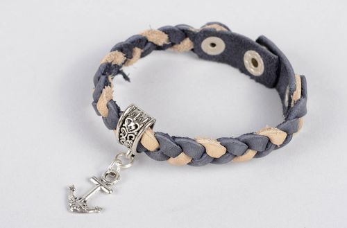 Bracelet en cuir naturel Bijou fait main tressé avec ancre Accessoire femme - MADEheart.com