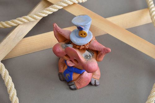 Figurine en céramique drôle amusante faite main Cochon en chapeau haut - MADEheart.com