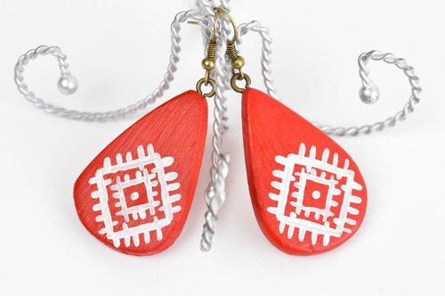 Pendientes de moda rojos bonitos de madera bisutería artesanal regalo original  - MADEheart.com