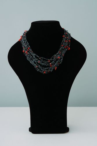 Collier de perles de rocaille et poudre de corail - MADEheart.com