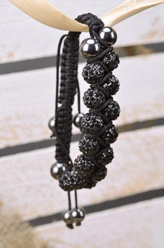 Pulsera de cuentas artesanal negra trenzada de mujer elegante - MADEheart.com