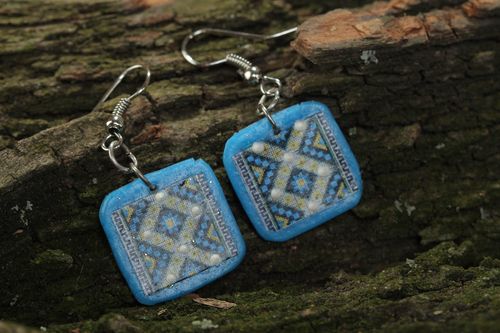 Quadratische blaue Ohrringe mit Anhängern aus Polymerton handmade mit Ornament für Frauen - MADEheart.com