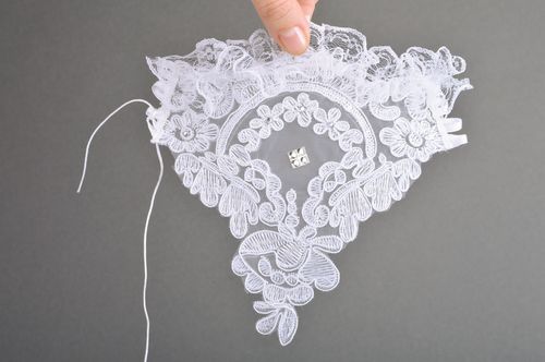 Weiße Brauthandschuhe aus Spitze mit Strass Steinen handmade - MADEheart.com