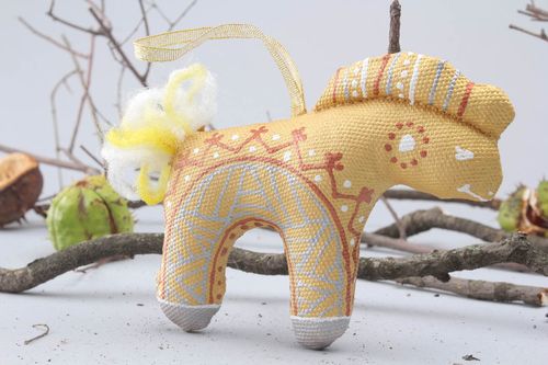 Pingente decorativo artesanal feito de tecido para a decoração da casa Cavalo - MADEheart.com