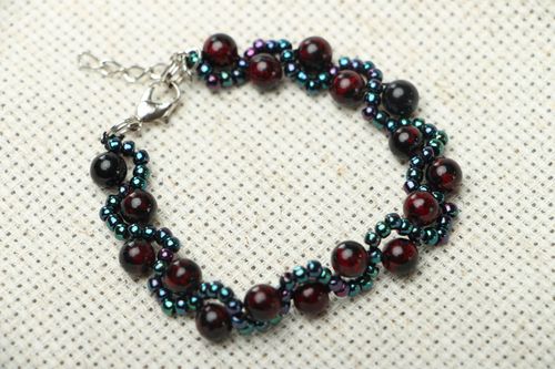 Handmade bracelet with garnet and seed beads - MADEheart.com