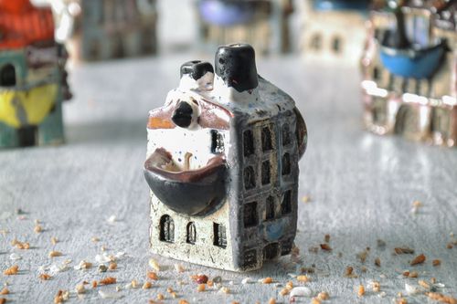 Statuette céramique en forme de maisonnette faite main - MADEheart.com