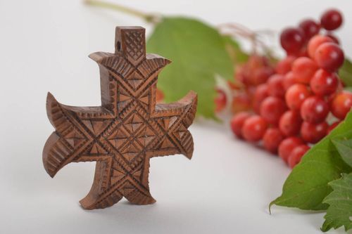 Croix pectorale faite main petit Pendentif en bois de poirier Objet religieux - MADEheart.com