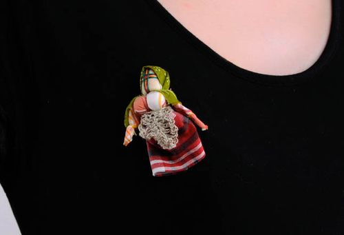 Broche na forma de boneca-montanka - MADEheart.com