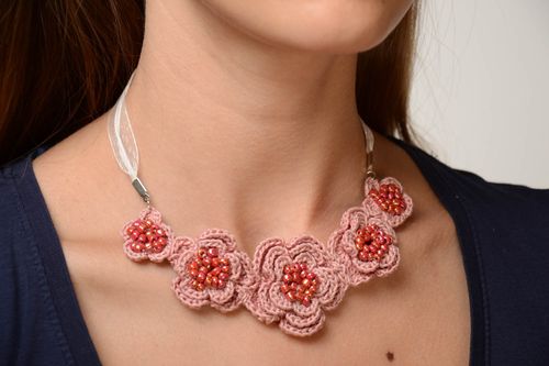 Textil Collier mit Blumen in Rosa gehäkelt mit Glasperlen handmade für Frauen - MADEheart.com