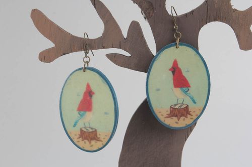 Brincos compridos de madeira feitos à mão em técnica decoupage e resina epóxi acessórios em estilo étnico  - MADEheart.com