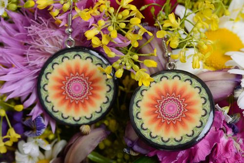 Boucles doreilles à motif rondes en pâte polymère vert orange faites main - MADEheart.com