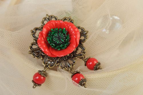 Schwarz rote Brosche aus Polymerton mit Metall rote Mohnblume Handarbeit - MADEheart.com