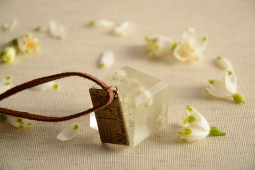 Handgemachter Anhänger aus Epoxidharz mit Blumen an Wildlederschnur Kubus für Damen - MADEheart.com