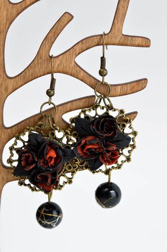 Schwarz rote Blumen Ohrringe handmade Polymer Schmuck Accessoire für Frauen - MADEheart.com