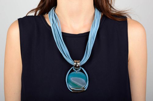 Pendentif fantaisie Bijou fait main lacets daim bleu ciel Accessoire pour femme - MADEheart.com
