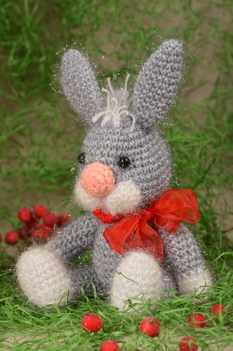 Jouet lapin Peluche faite main tricotée au crochet gris avec ruban Cadeau enfant - MADEheart.com
