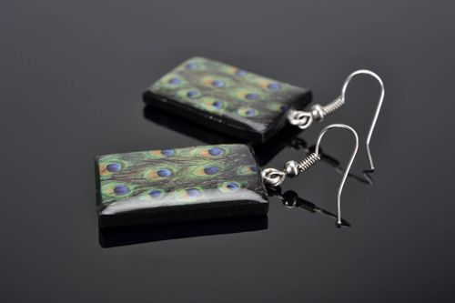 Brincos artesanais de cerâmica plástica decorados com esmalte artístico Pavão - MADEheart.com