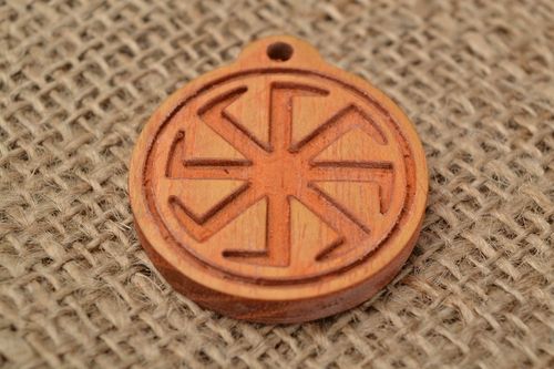 Slawischer künstlerischer Amulett Anhänger aus Holz Kreuz von Lada handmade - MADEheart.com