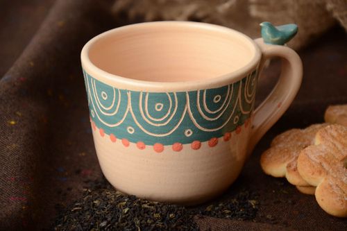 Schöne keramische Tasse mit Bemalung glasiert handmade mit Vogel auf dem Griff 350 ml - MADEheart.com