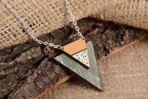 Pendentif bois Bijou fait main Accessoire femme Idée cadeaux originaux - MADEheart.com