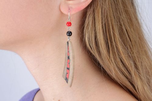 Brincos artesanais de madeira de nogueira  - MADEheart.com