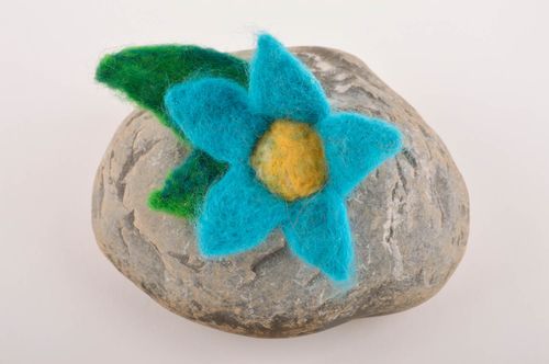 Broche artesanal de lana enfurtida accesorio de moda regalo original para mujer - MADEheart.com