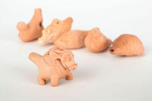 Apito de argila brinquedo de cerâmica artesanal em forma do carneiro  - MADEheart.com