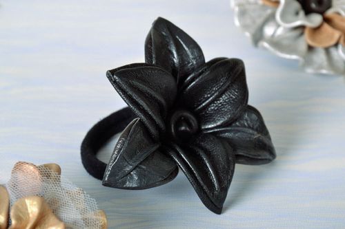 Резинка для волос из натуральной кожи Черная лилия - MADEheart.com