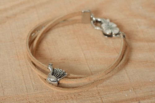 Bracelet multirang en daim beige Bijou fait main avec oiseau Cadeau pour femme - MADEheart.com