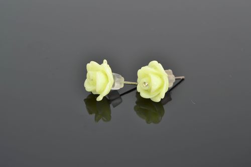 Серьги-гвоздики из полимерной глины в виде лимонных роз - MADEheart.com