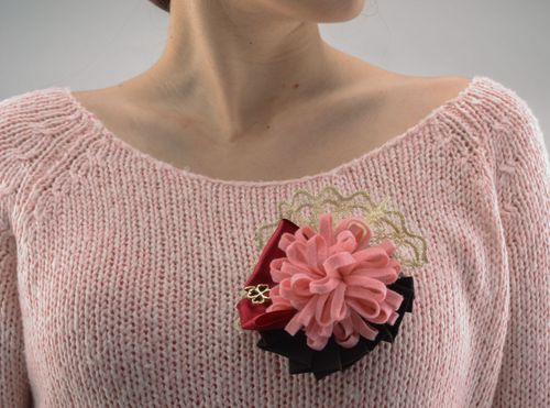 Broche de tela con forma de flor - MADEheart.com