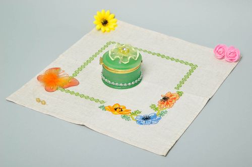 Napperon broderie fait main Déco cuisine blanche avec fleurs Cadeau femme - MADEheart.com