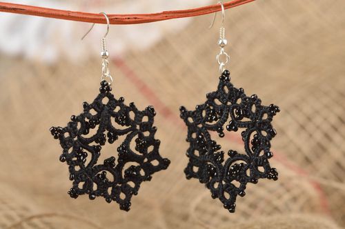 Boucles doreilles fait main Bijoux frivolité ajouré fleur noire Cadeau femme - MADEheart.com