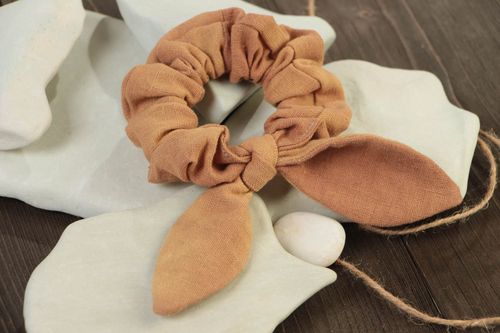 Коричневая резинка для волос с ушками из льняной ткани аксессуар ручной работы - MADEheart.com