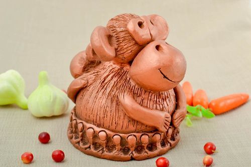 Salvadanaio fatto a mano di argilla souvenir scimmietta in ceramica originale - MADEheart.com